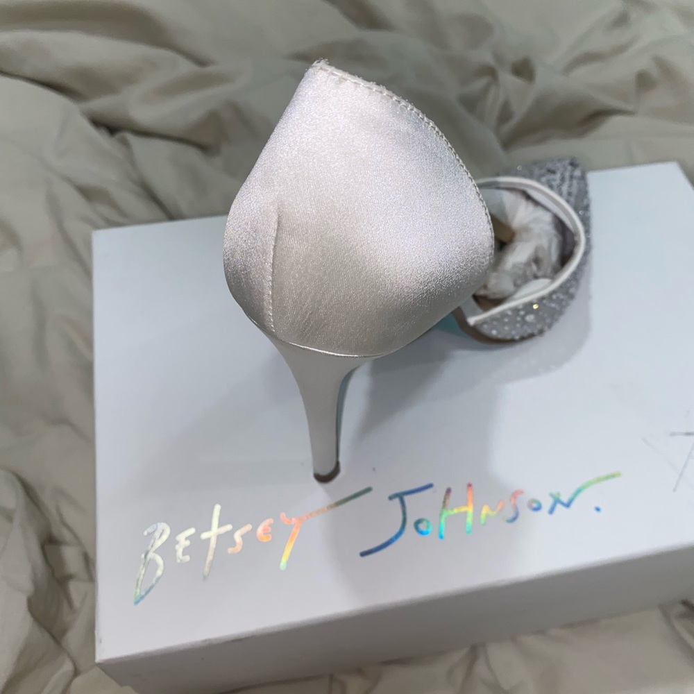 Betsy Johnson Size 6 Crystal Illusion Pump